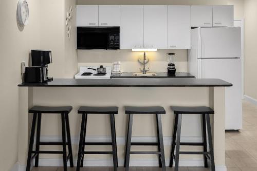 Kitchen, Coconut Malorie Resort Ocean City, Ascend Collection Hotel near Macky's Bayside Bar & Grill