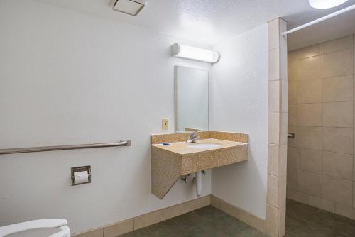Motel 6 Holbrook, AZ - 화장실
