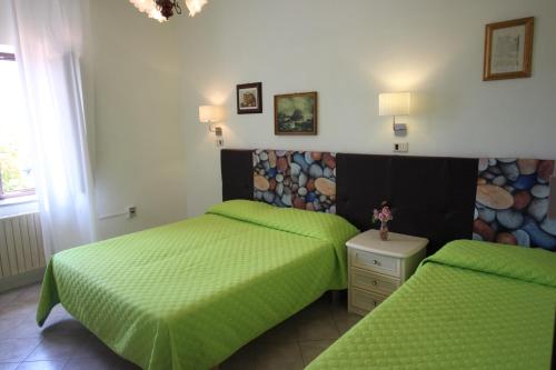 1 king bed, 1 twin bed