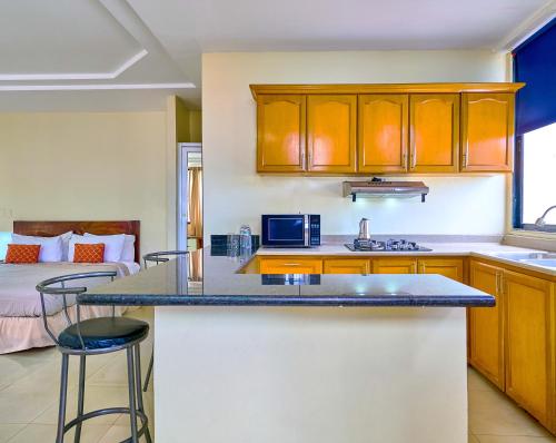 Hotel Libertad at historic main street in ซันโตโดมิงโก