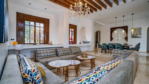 sala de TV, Domaine Terra Cotta - Villa de luxe avec piscine sans vis-à-vis (Domaine Terra Cotta - Villa de luxe avec piscine sans vis-a-vis) in Bouznika