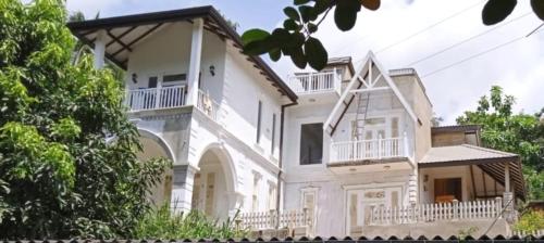 The White House Kandy, Kandy