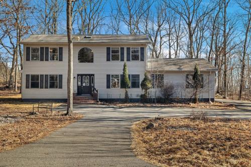 ทัศนียภาพภายนอกโรงแรม, Home in Bushkill Saw Creek Poconos area in บุชคิล (พีเอ)