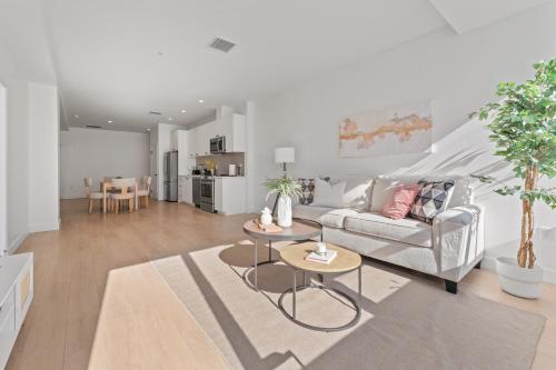 Stylish Downtown LA Getaway - Prime Location on Wilshire Blvd! 2 Bedroom 1 Bath in Los Angeles, USA