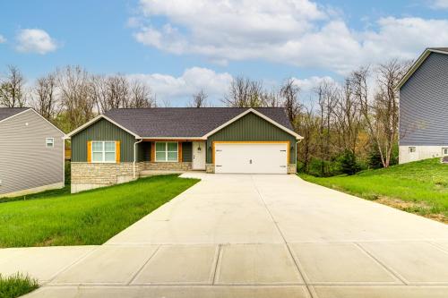 8 Mi to Ark Encounter Family Home with Deck and Grill in Dry Ridge