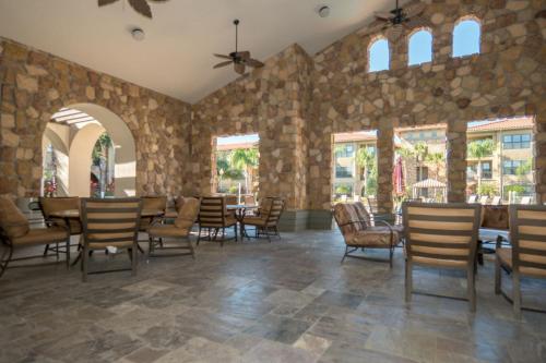 10 miles to Disney World, 2 pools, fitness room, WiFi, balcony, washer, dryer, kitchen