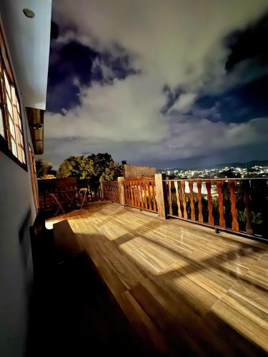 Deck da colina in ปาร์เกเอสโตริล