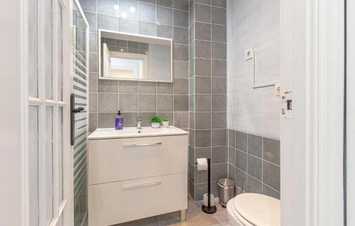 Beach Front Apartment In Torrevieja With Wifi - image 3