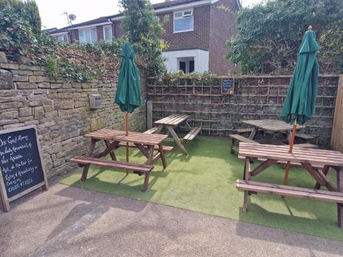 เดอะ เชิร์ช เฮาส์ อินน์ (The Church House Inn) in มาคเคิลไฟล์