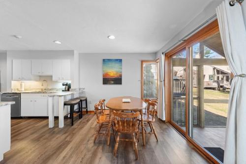 Charming Townhouse with Shared Pool - image 14