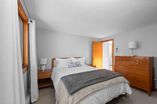 Charming Townhouse with Shared Pool - image 4