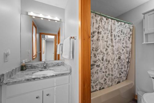 Charming Townhouse with Shared Pool - image 5