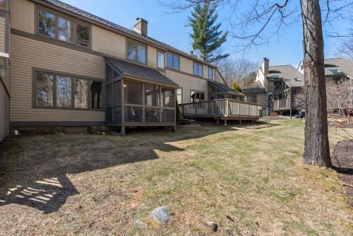 Charming Townhouse with Shared Pool - image 2