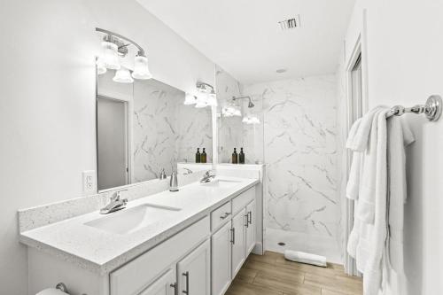 Modern Living 3-bed, 2-bath Home Downtown Wpb in West Palm Beach, USA