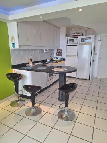 A beautiful apartment with ocean and pool views in 카라벨레다