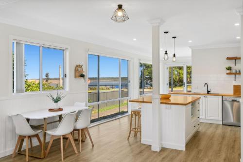 Riverbank Cottage & Studio in Shoalhaven Heads