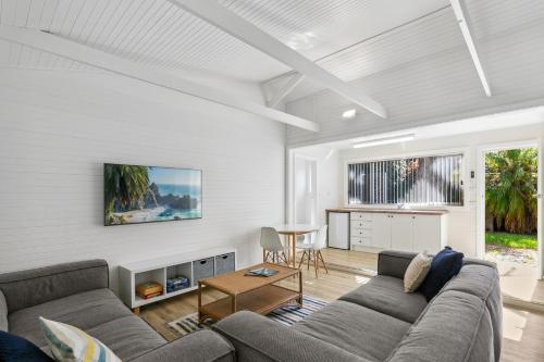 Riverbank Cottage & Studio in Shoalhaven Heads