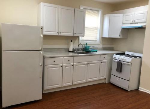 Large and private 3 bedroom and 1 bathroom apartment near Newark International Airport EWR and New York City