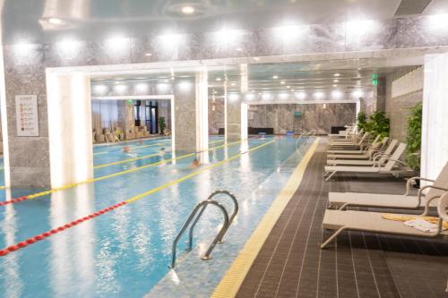 Piscina, West International Trade Grand Hotel in Distrito de Fengtai