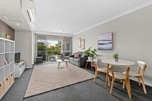 Spacious 2BR Close to UQ, Shops with 2Parking & Pool