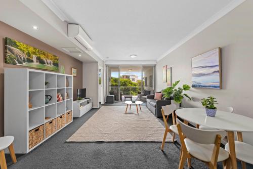 Spacious 2BR Close to UQ, Shops with 2Parking & Pool