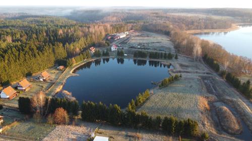 Mazurski Domek Papy Smerfa plaża pomost jezioro prywatny staw gospodarstwo pasieka (Mazurski Domek Papy Smerfa plaza pomost jezioro prywatny staw gospodarstwo pasieka) in Строково