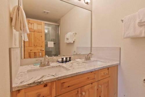 5 Bedroom Luxury Townhome Near Snowflake Lift In Breckenridge - Walk To Lift! in Breckenridge, USA