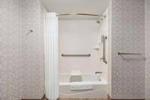 Hampton Inn & Suites San Marcos - image 11