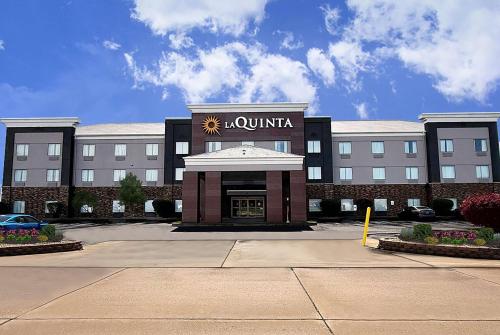 . La Quinta Inn & Suits by Wyndham Pontoon Beach IL