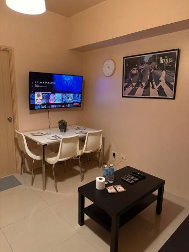 The Essential 2 BR at Sm Jazz makati 100 mbps, Manila