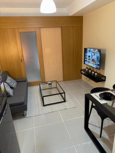 Spacious pool view at Mall of Asia 100mb Netflix, Kawit