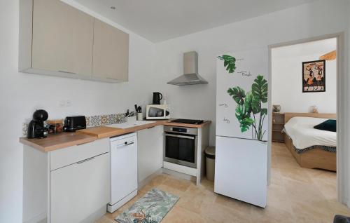 кухня, 1 Bedroom Stunning Home In Saint-Bauzille-De-Mont in Galargues