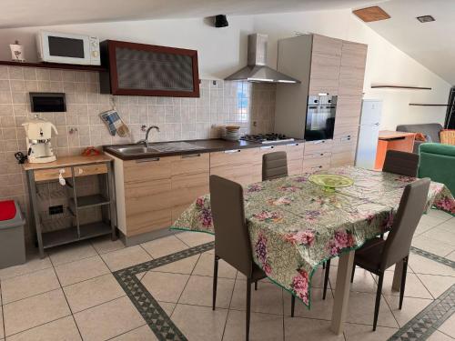 Kitchen, A picco sul mare in Terme Luigiane