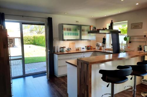 virtuve, modernes Ferienhaus in Ostfriesland bis 10 Personen mit 4 Schlafzimmer und Garten in Uplengen