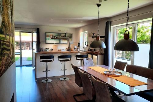 virtuve, modernes Ferienhaus in Ostfriesland bis 10 Personen mit 4 Schlafzimmer und Garten in Uplengen