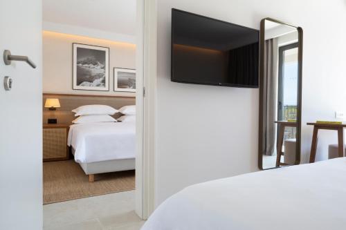 1 queen bed, 2 double beds