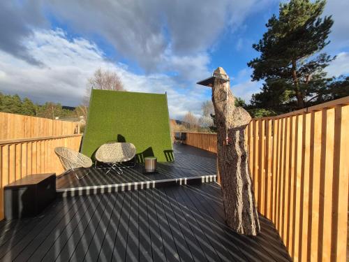 Erkély/terasz, Little Getaway in the Highlands, private sauna and stargazing geodome in Gorstan