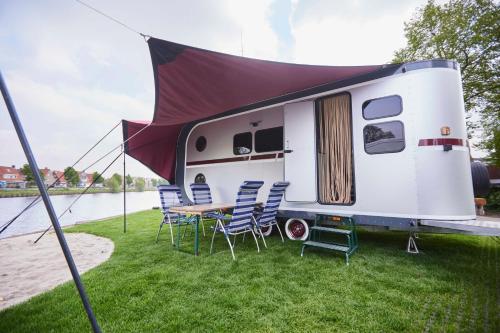 A szálláshely kívülről, Stadscamping Overboord in Pettelaarpark