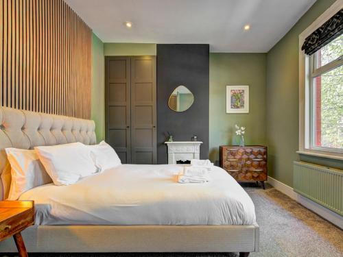 Pass the Keys Stunning Home sleeps 6, Manchester (photo 8)