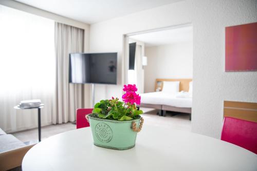 room detail thumbnail 1