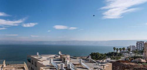 חופש יהונתן-דירה עם נוף לכנרת Hofesh Yehonatan Kinneret View 6BR Apt in Upper Tiberias