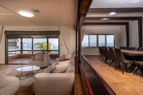 חופש יהונתן-דירה עם נוף לכנרת Hofesh Yehonatan Kinneret View 6BR Apt in Upper Tiberias