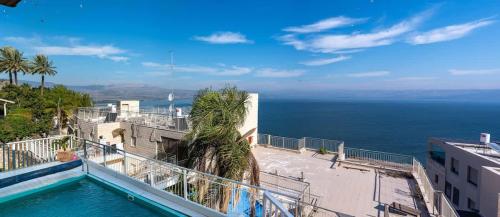 חופש יהונתן-דירה עם נוף לכנרת Hofesh Yehonatan Kinneret View 6BR Apt in Upper Tiberias