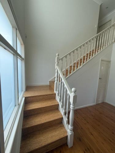 Spacious Queen Room with Private Balcony - GA4 near Lakemba Mosque