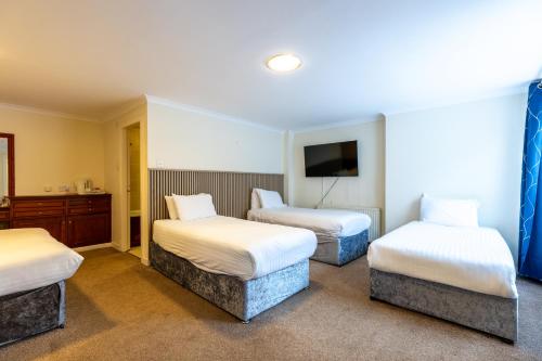 1 queen bed, 3 twin beds