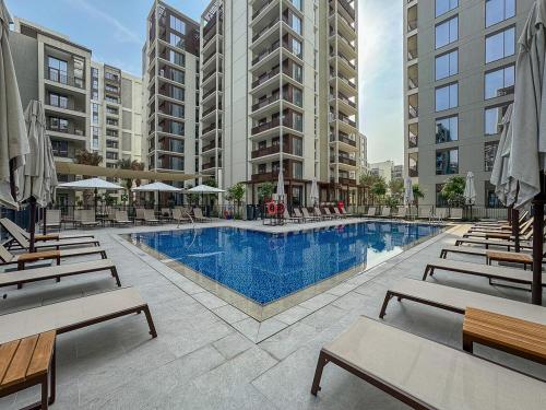 Vibrant 1BR With Airy Patio, Beach, Pool and Gym Access, Дубай (фото 9)