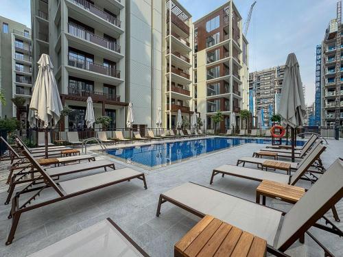 Vibrant 1BR With Airy Patio, Beach, Pool and Gym Access, Дубай (фото 4)