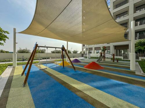 Vibrant 1BR With Airy Patio, Beach, Pool and Gym Access, Дубай (фото 7)
