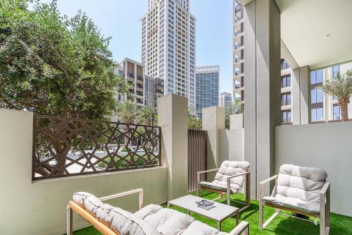 Vibrant 1BR With Airy Patio, Beach, Pool and Gym Access, Дубай (фото 3)