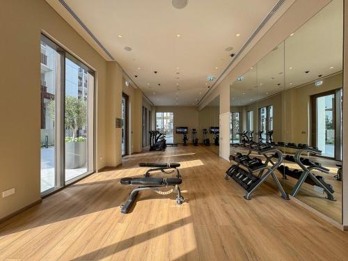 Vibrant 1BR With Airy Patio, Beach, Pool and Gym Access, Дубай (фото 10)